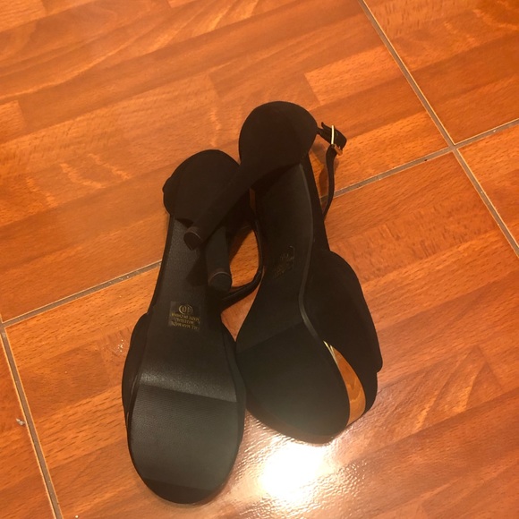 Size 10 black heels with gold trim - Picture 3 of 8